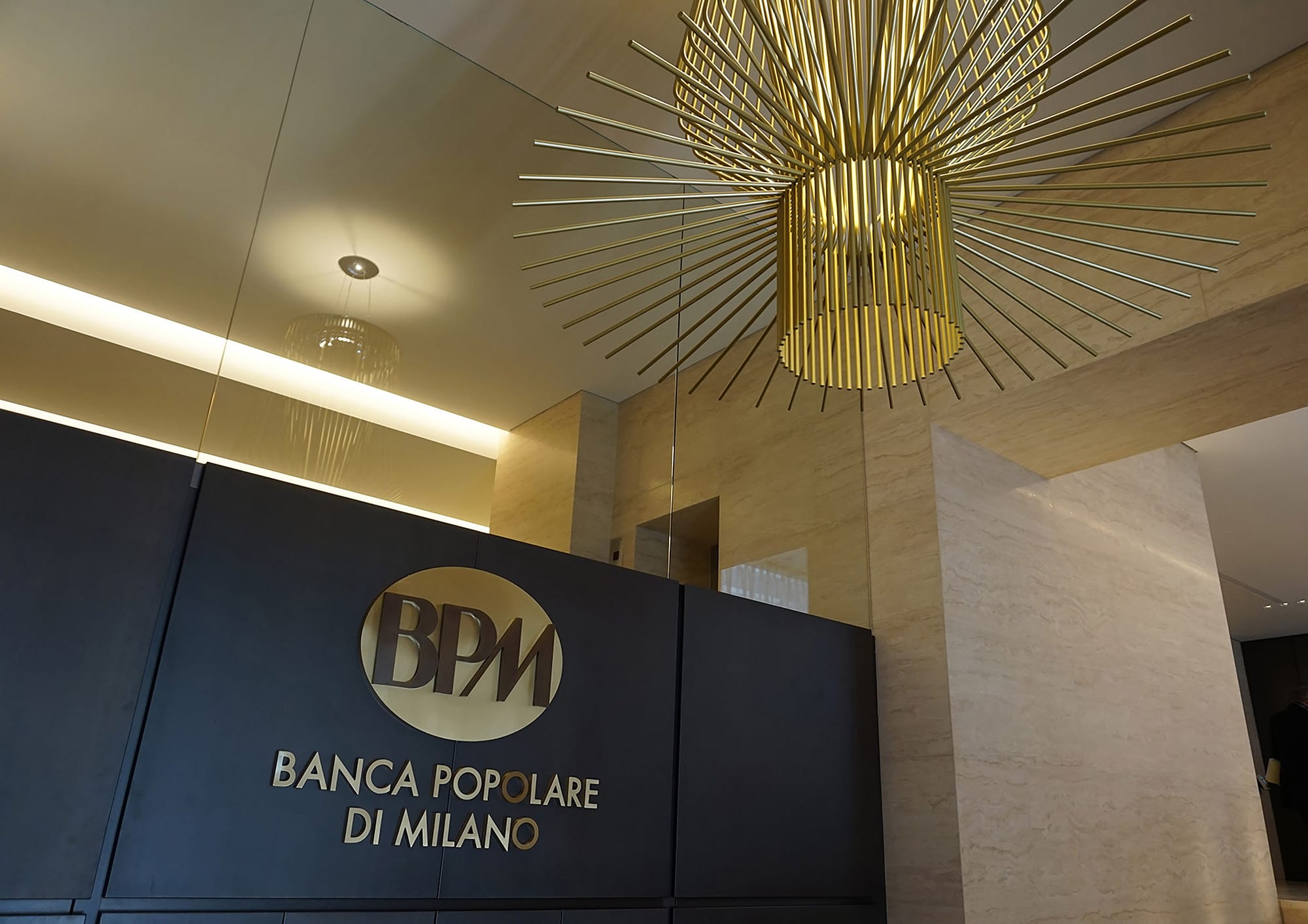 Banco BPM Foyer, vista su ingresso con dettaglio su marchio e lampadario