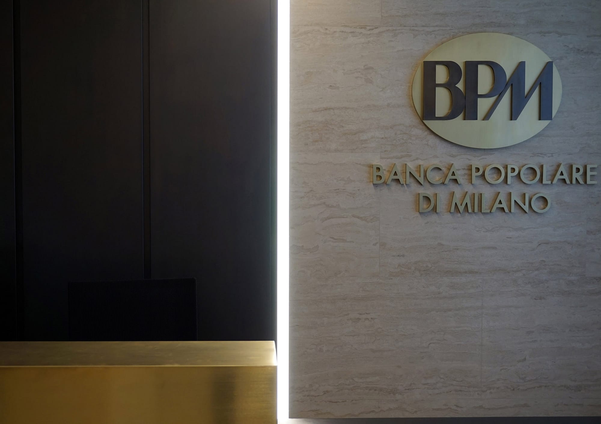 Banco BPM Foyer, vista di dettaglio su desk reception e marchio