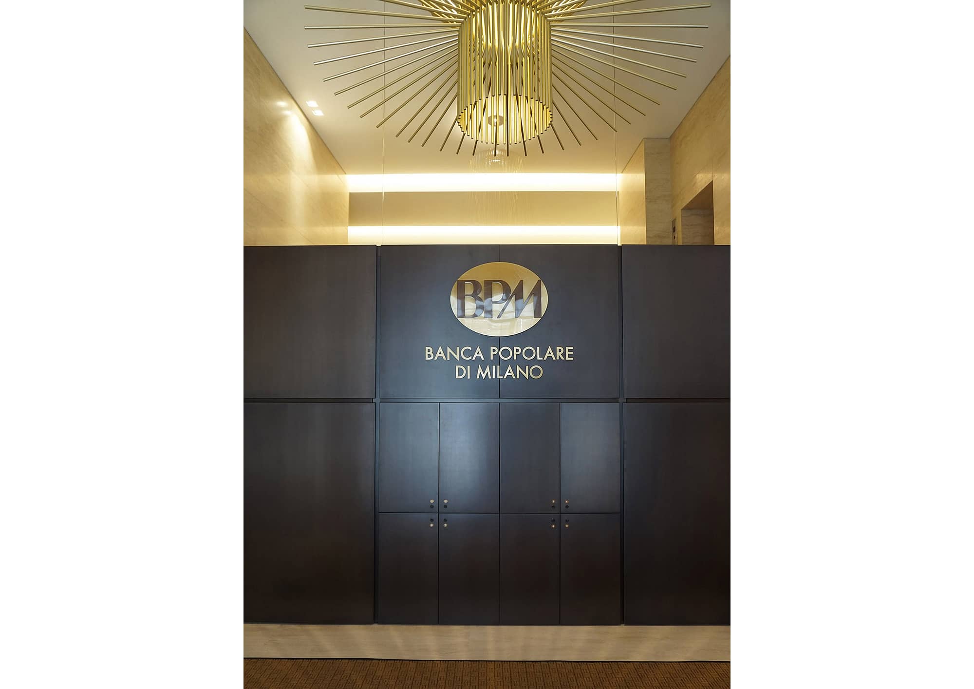 Banco BPM Foyer, vista frontale su marchio, lampadario a sospensione Foscarini Allegretto