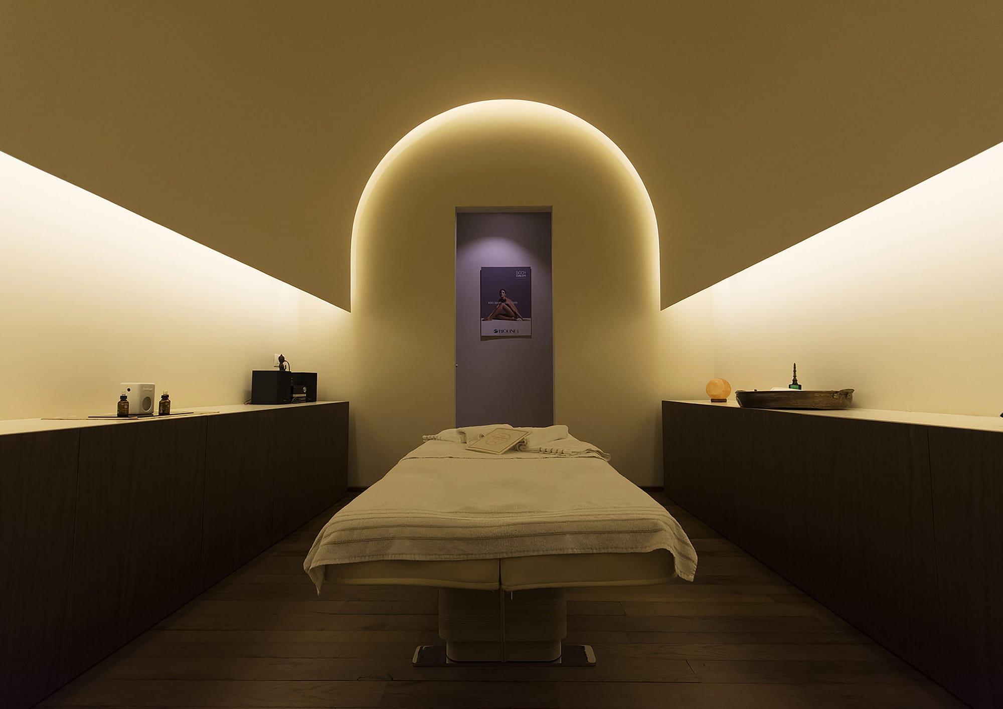 Borgo Cadonega Spa, cabina massaggi con suggestiva copertura a botte retroilluminata