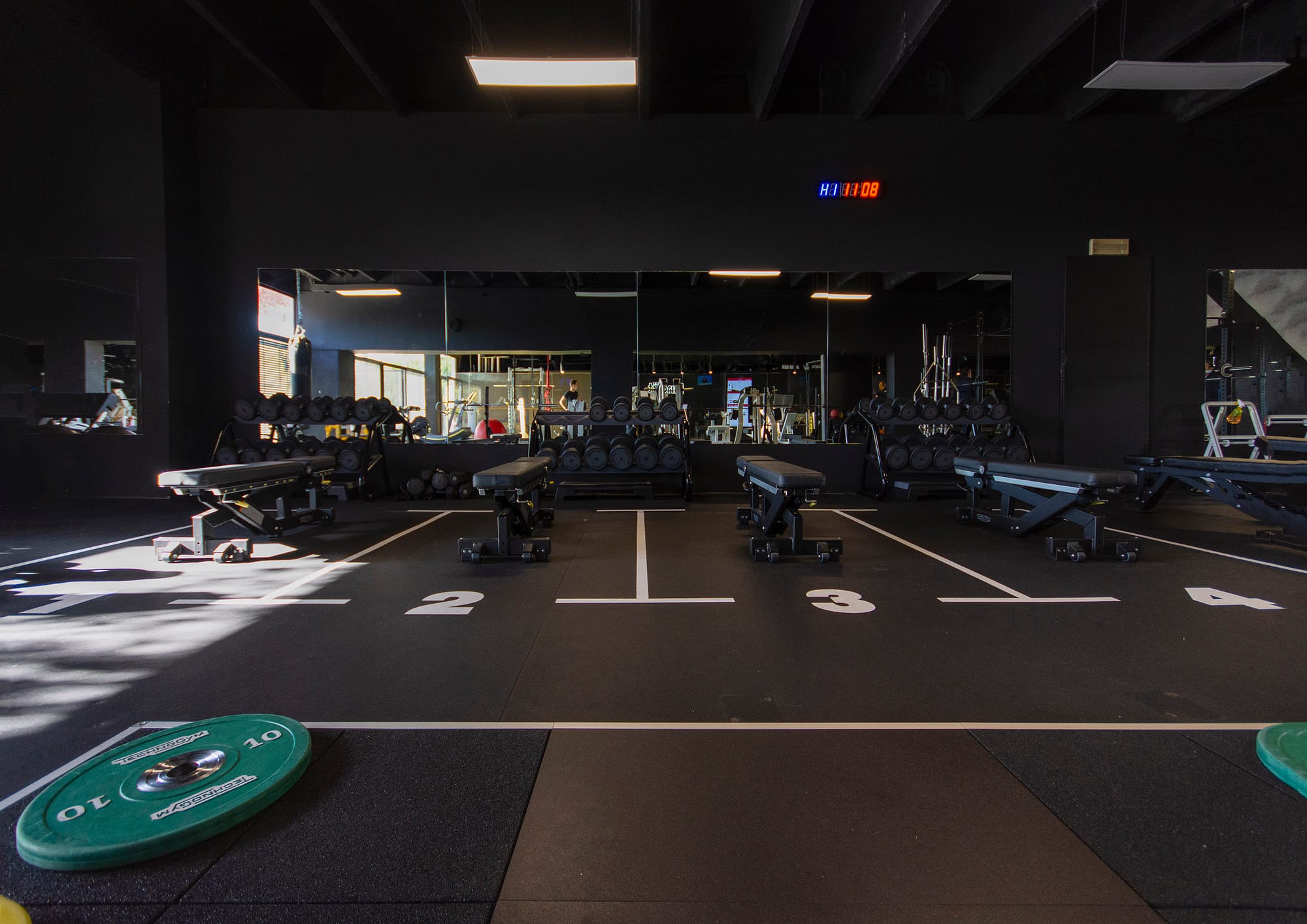 Kingfit, gym floor con postazioni per panche e specchi