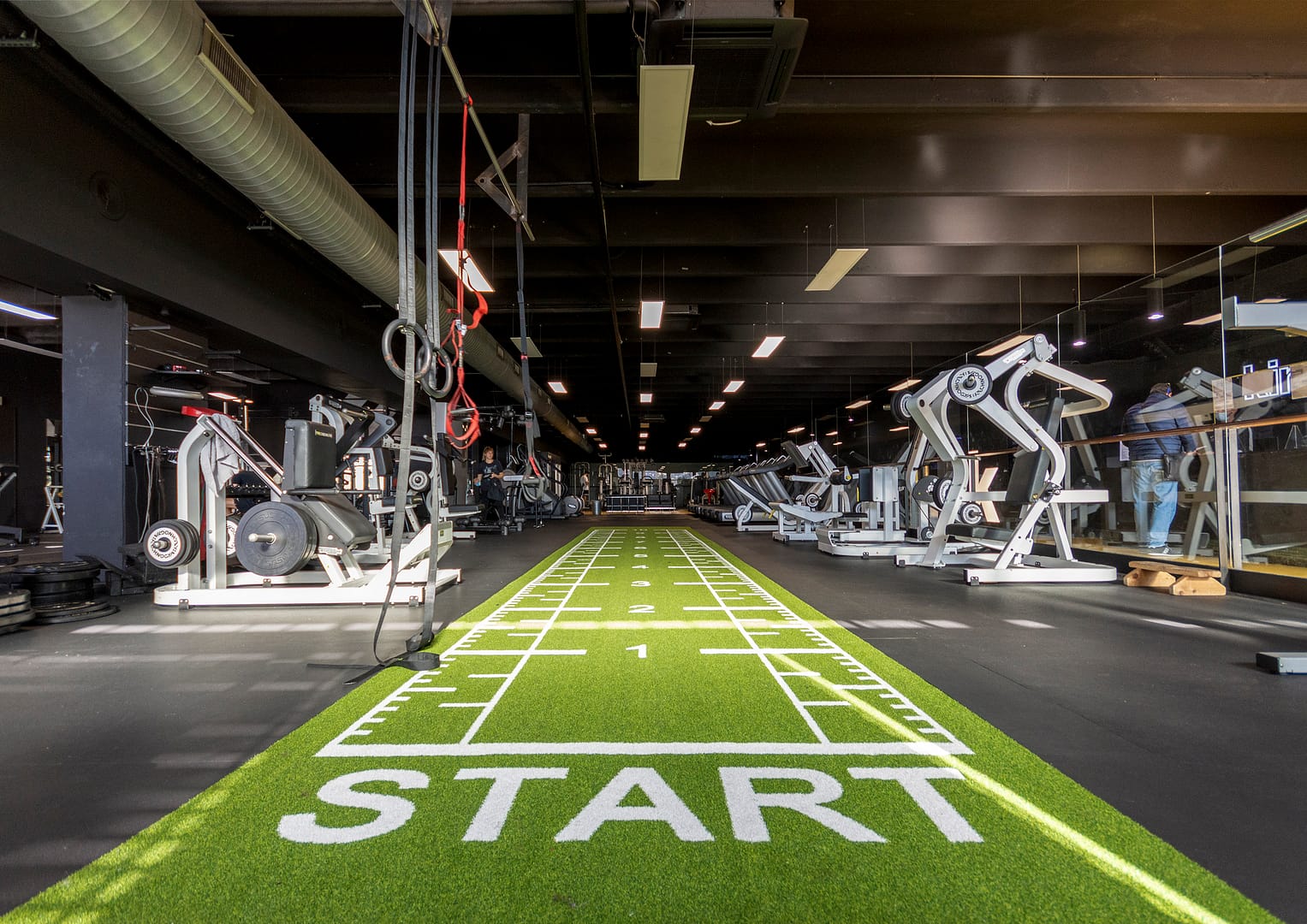 Kingfit, gym floor con sprint track e macchine technogym