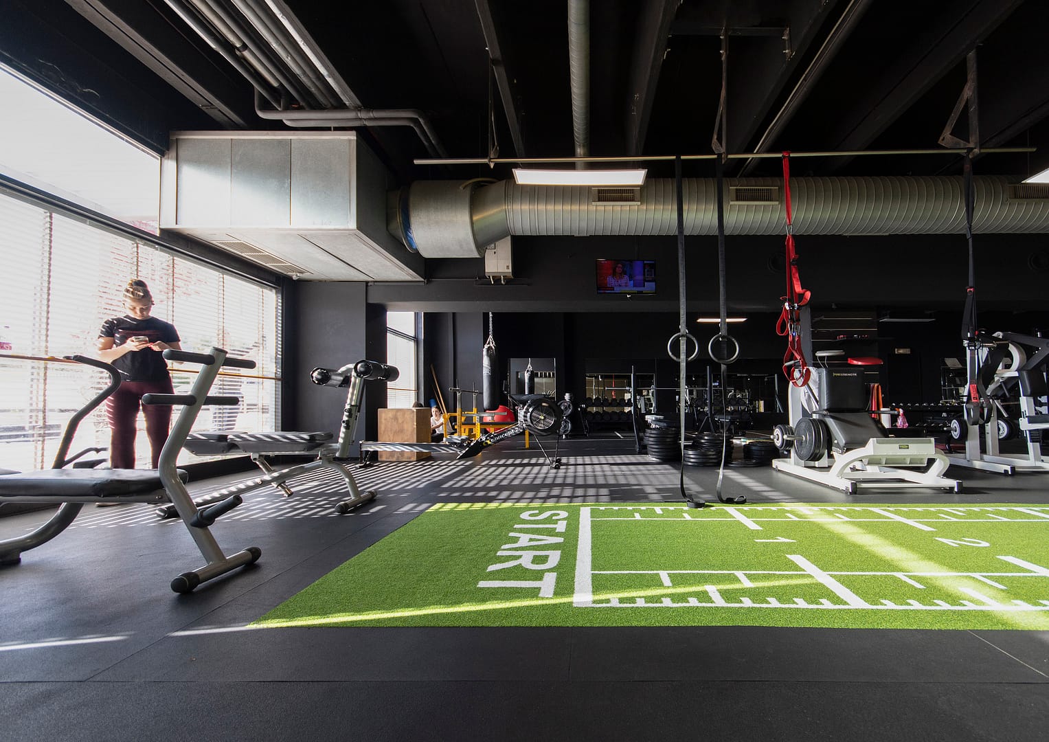 Kingfit, gym floor con sprint track e macchine technogym