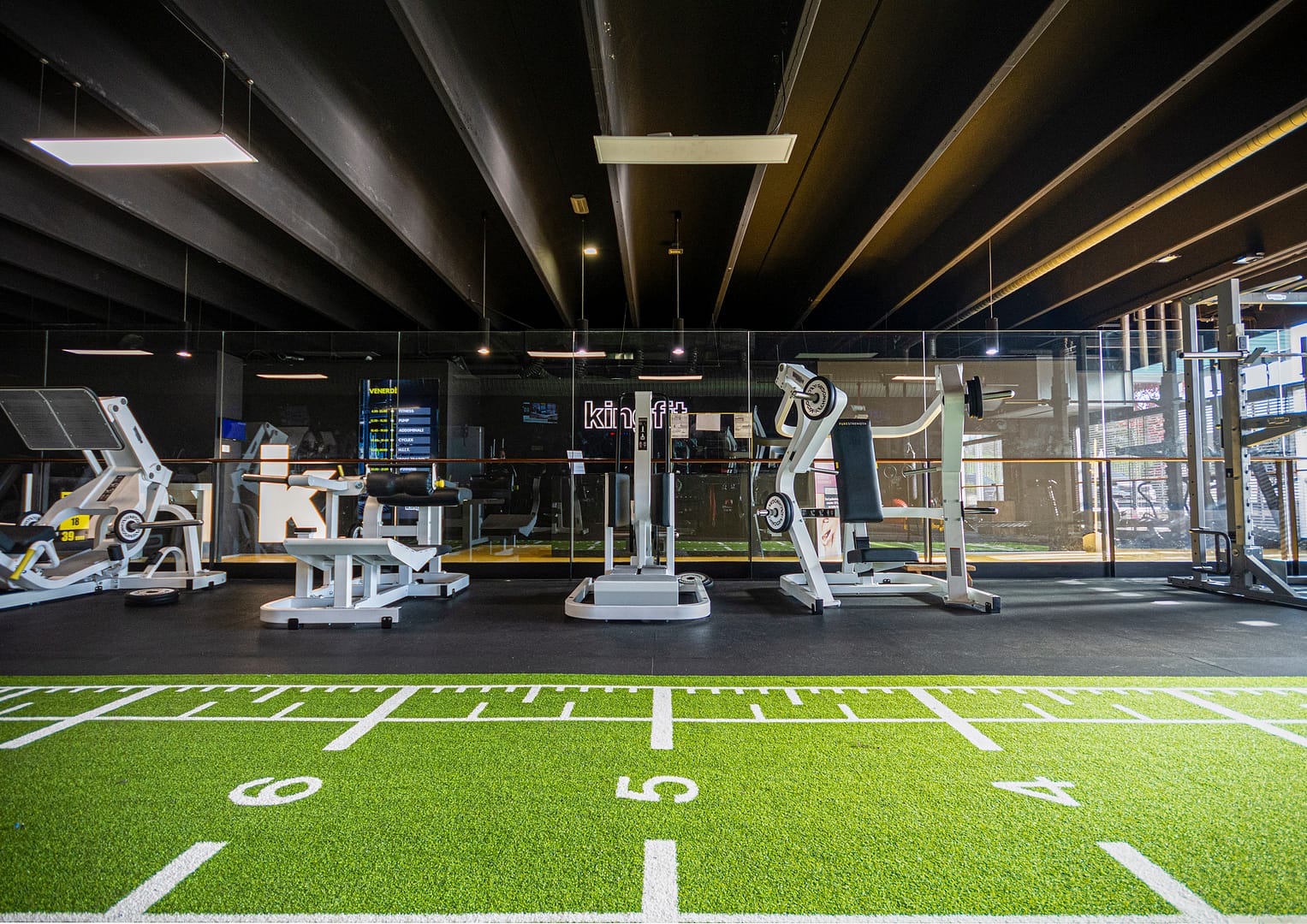 Kingfit, gym floor con sprint track e macchine technogym