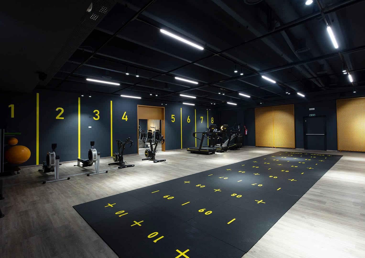 Ronchiverdi Sport & Business Club, sala skill con sprint track e macchine skill Technogym