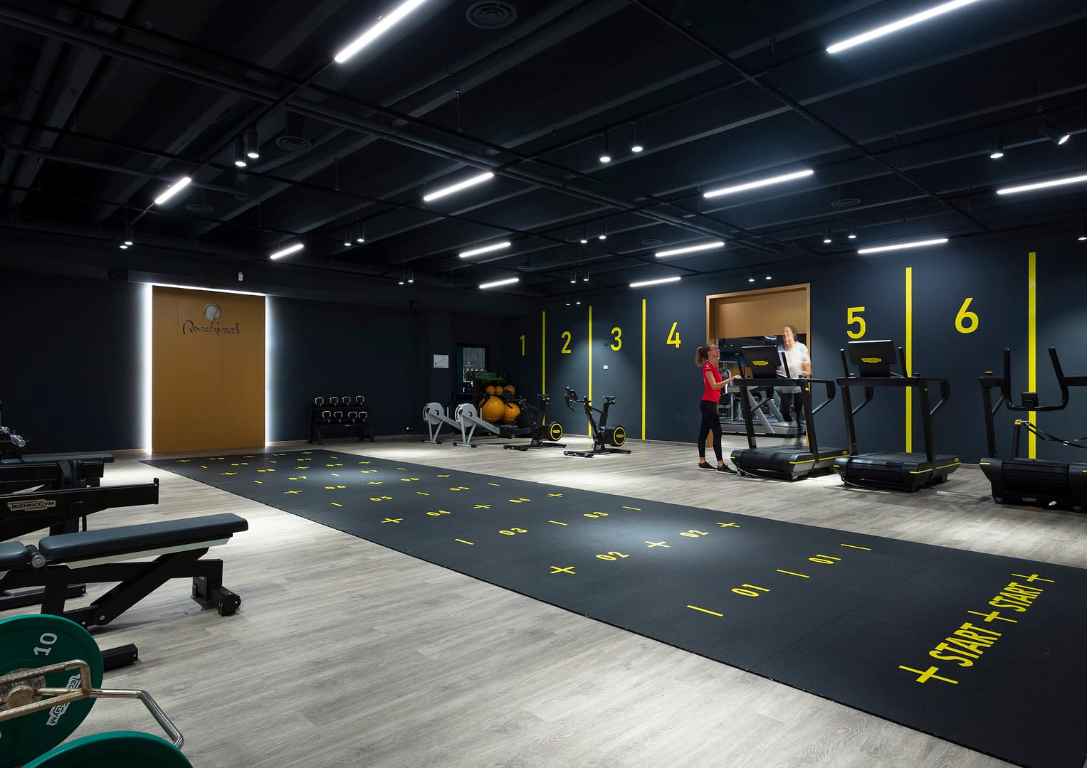 Ronchiverdi Sport & Business Club, sala skill con sprint track e macchine skill Technogym