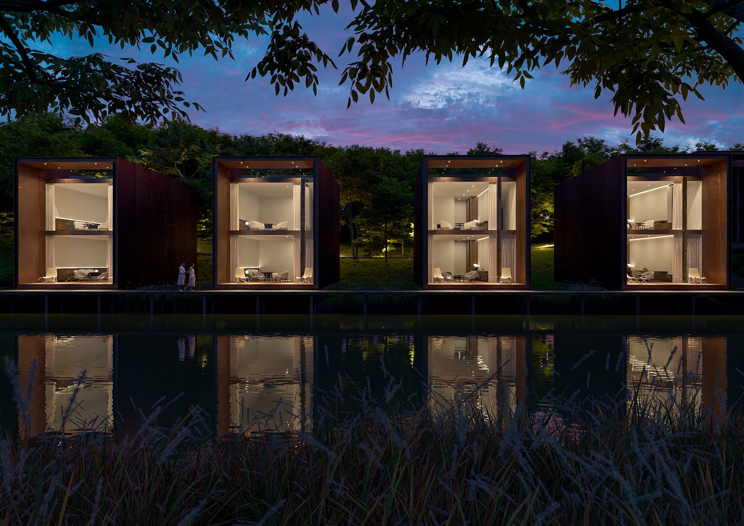 Aione Resort, vista notturna su lodges su lago con passerella in legno