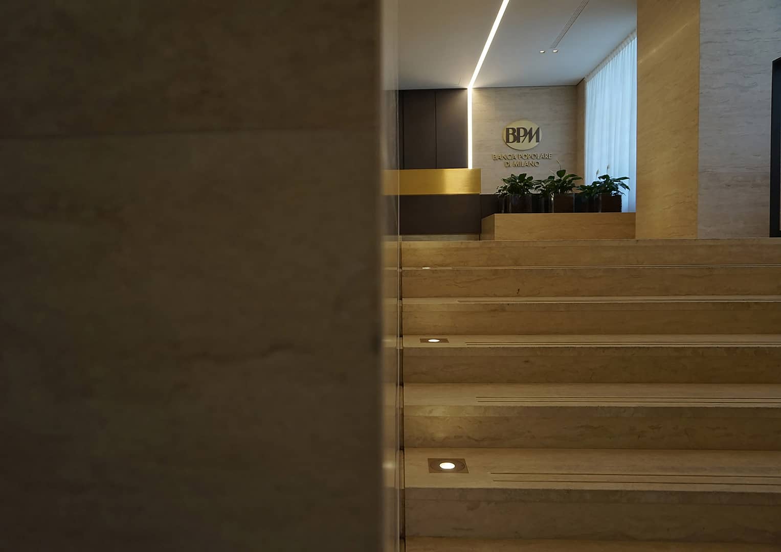 Banco BPM Foyer, vista su ingresso con focus su scale e marchio su fondo
