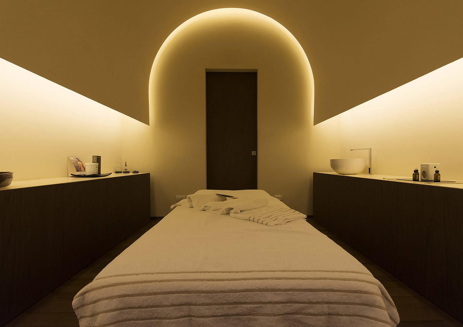 Borgo Cadonega Spa, cabina massaggi con suggestiva copertura a botte retroilluminata