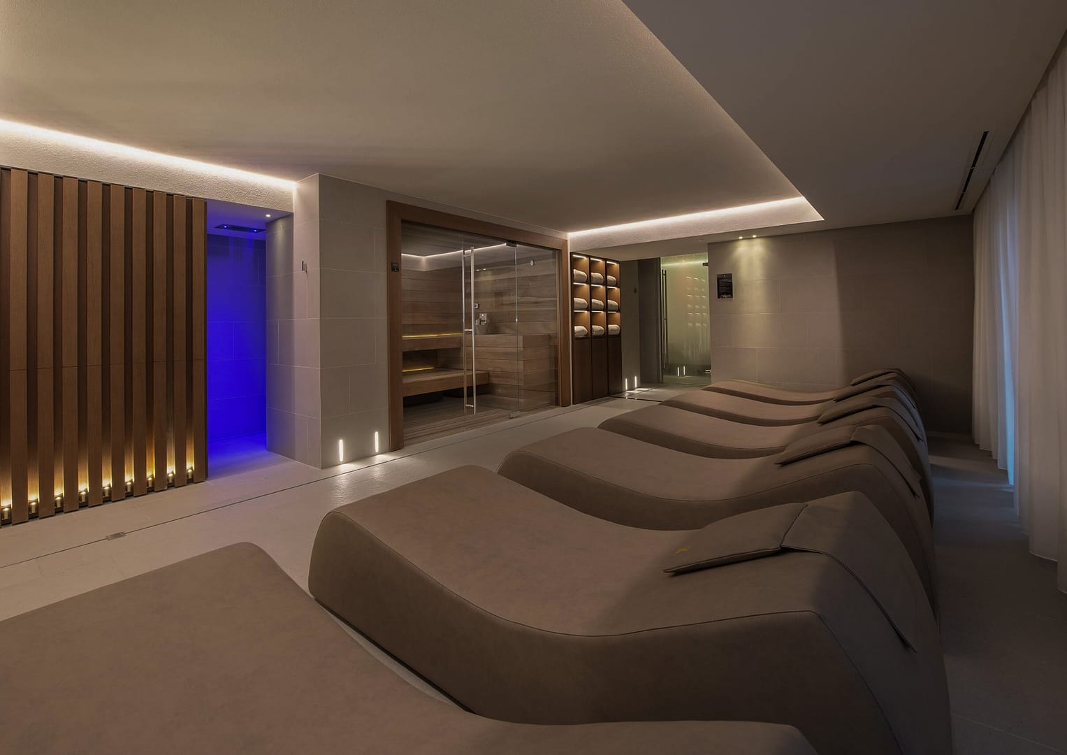 Le Massif Hotel & Spa, ambiente con divanetti relax, sauna e docce emozionali