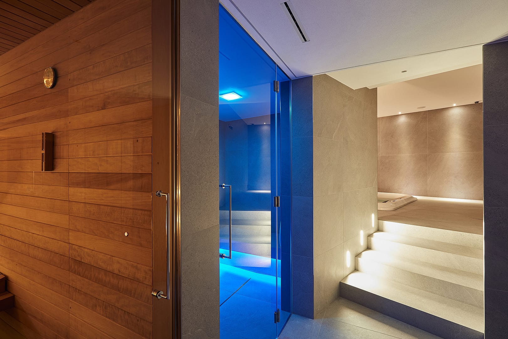 Dimora degli dei, vista su sauna, bagno turco e scale con segnapassi