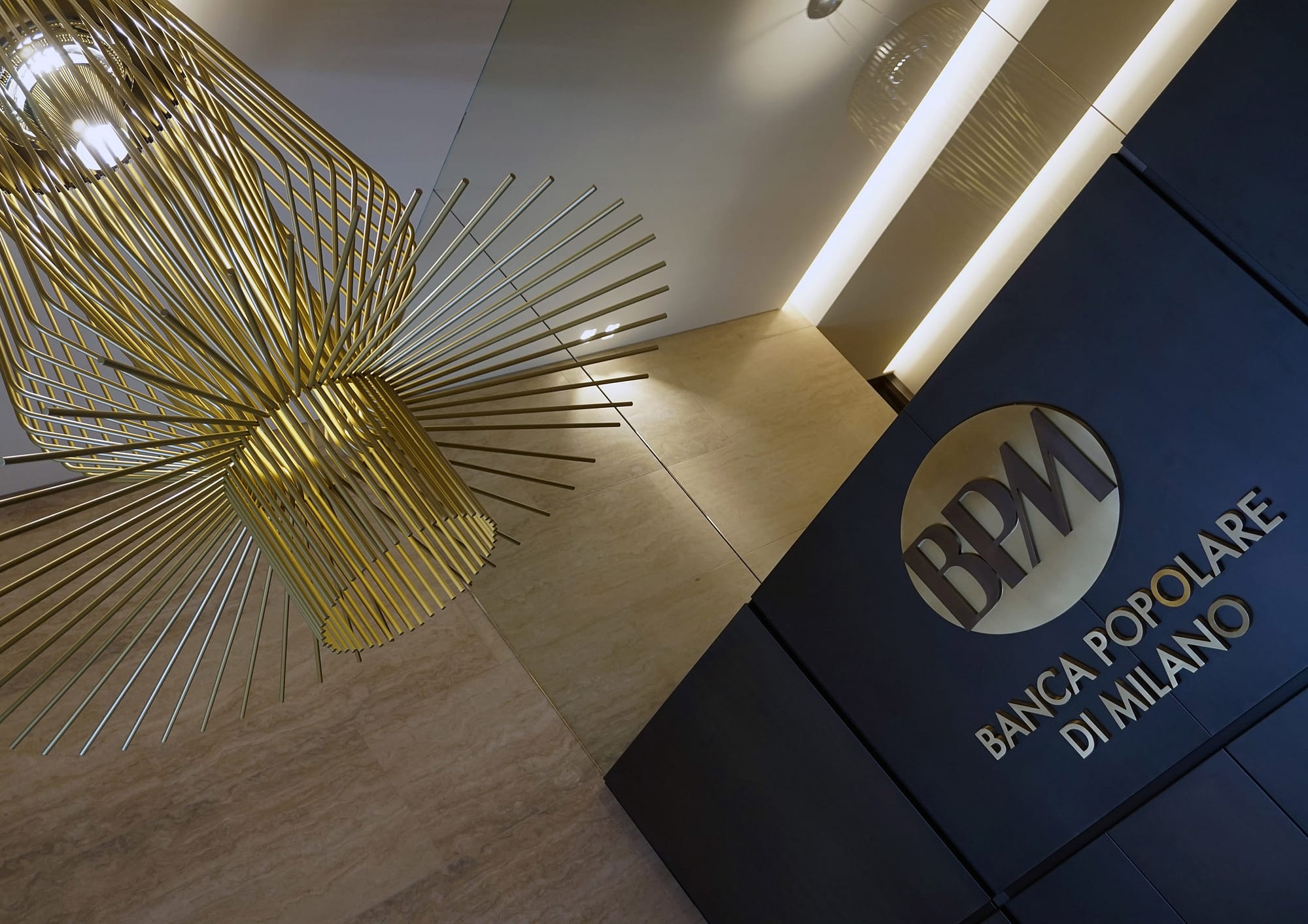 Banco BPM Foyer, vista dettaglio su marchio e lampadario Allegretto