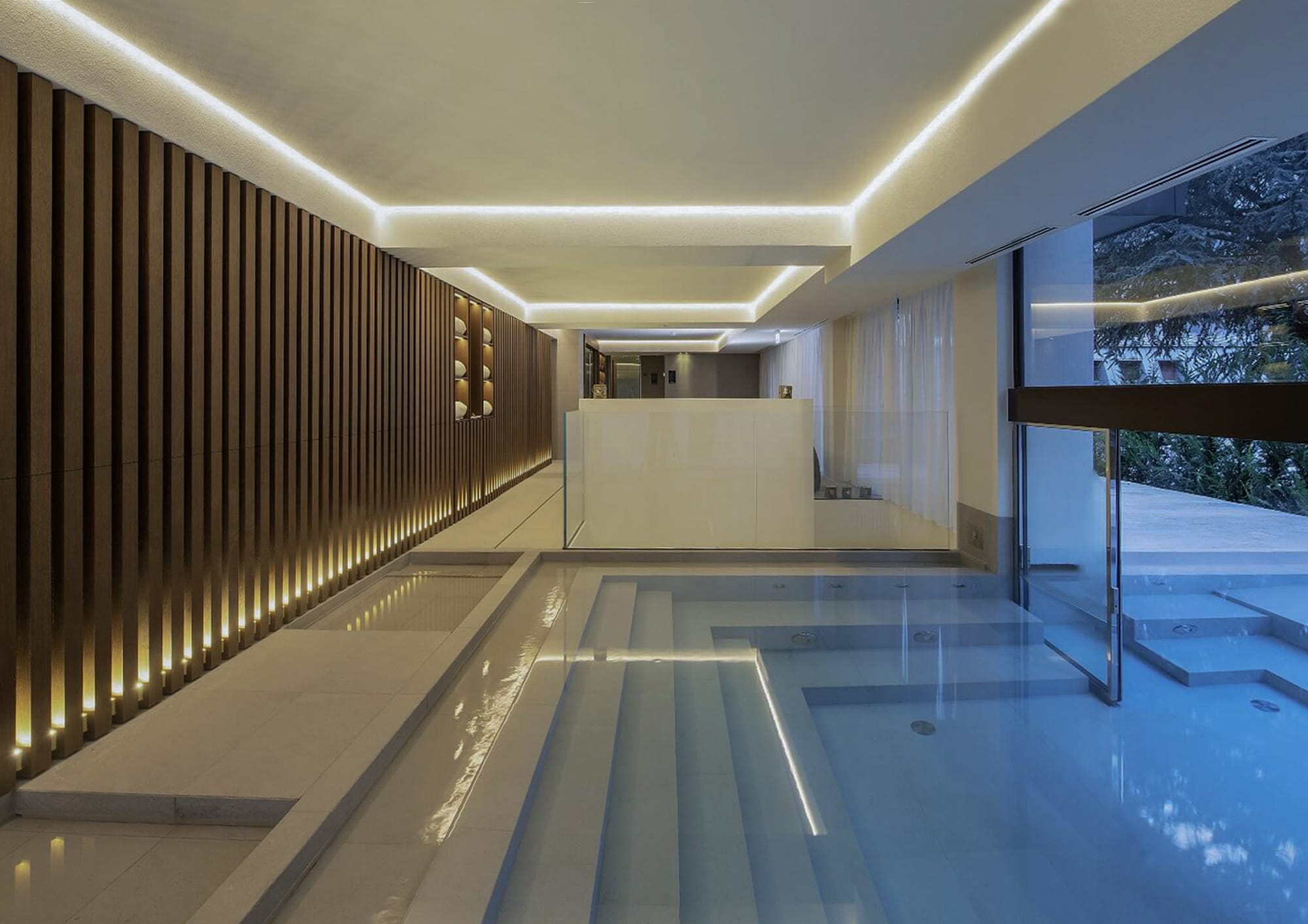 Le Massif Hotel & Spa, ambiente piscina con grande infisso separatore fra interno ed esterno