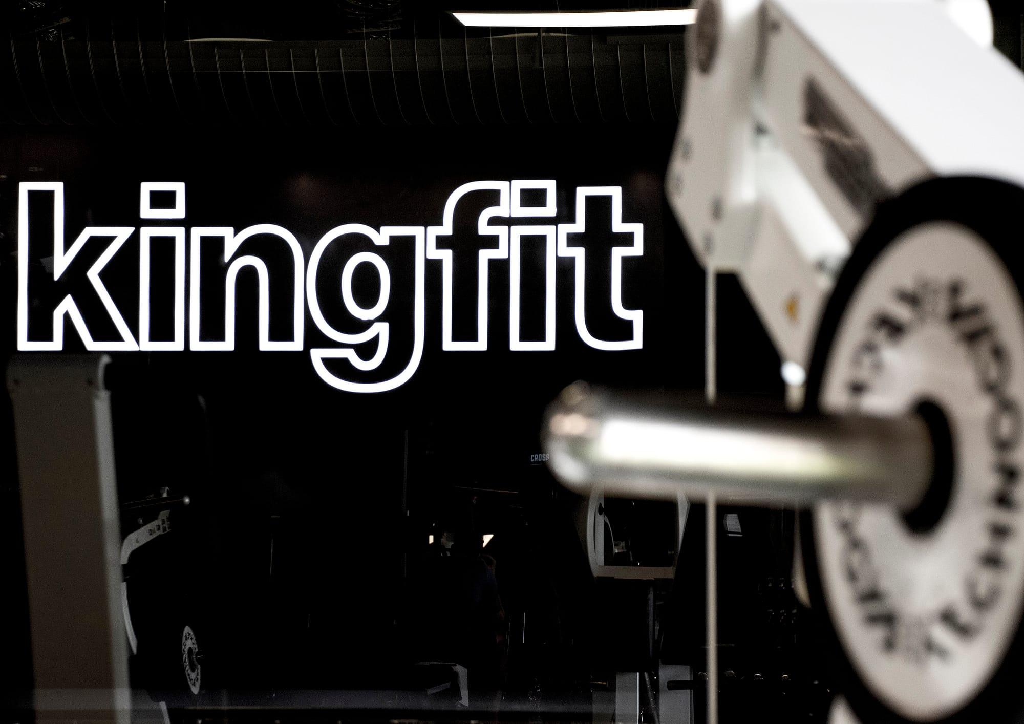 Kingfit, dettaglio marchio illuminato