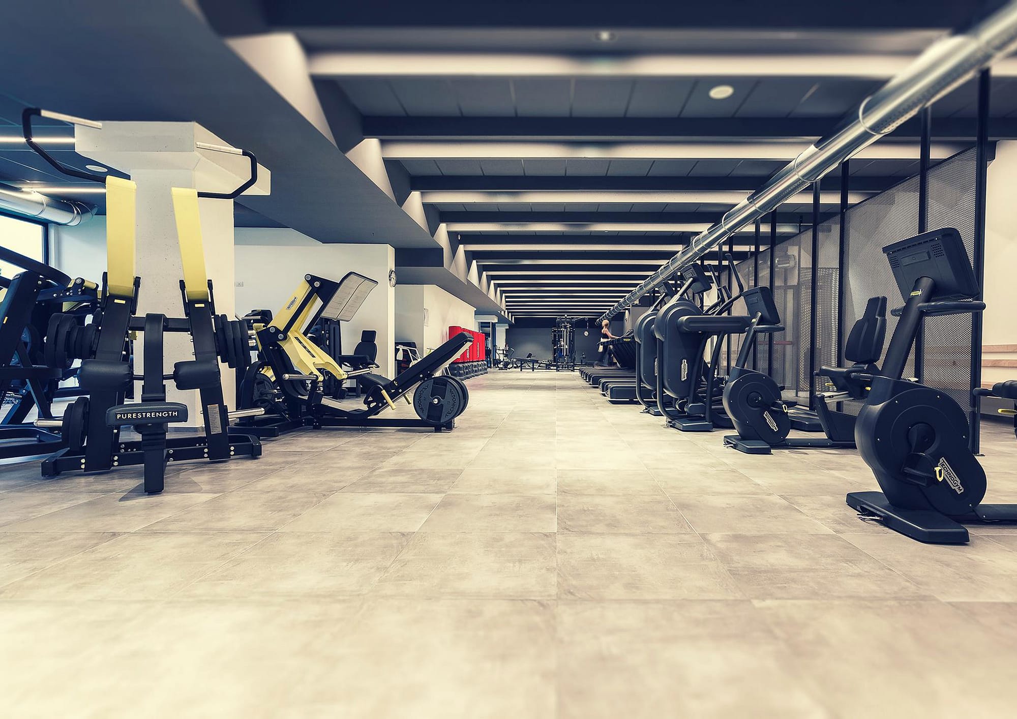 Zero Nero Fitness Club, gym floor con macchine Purestrength e Cardio Technogym