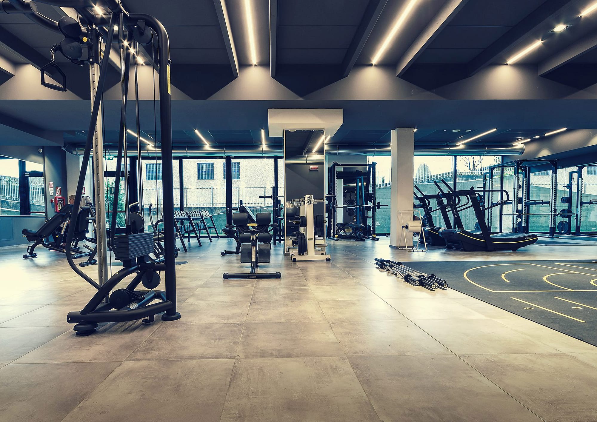 Zero Nero Fitness Club, gym floor con cable station e area pesi liberi