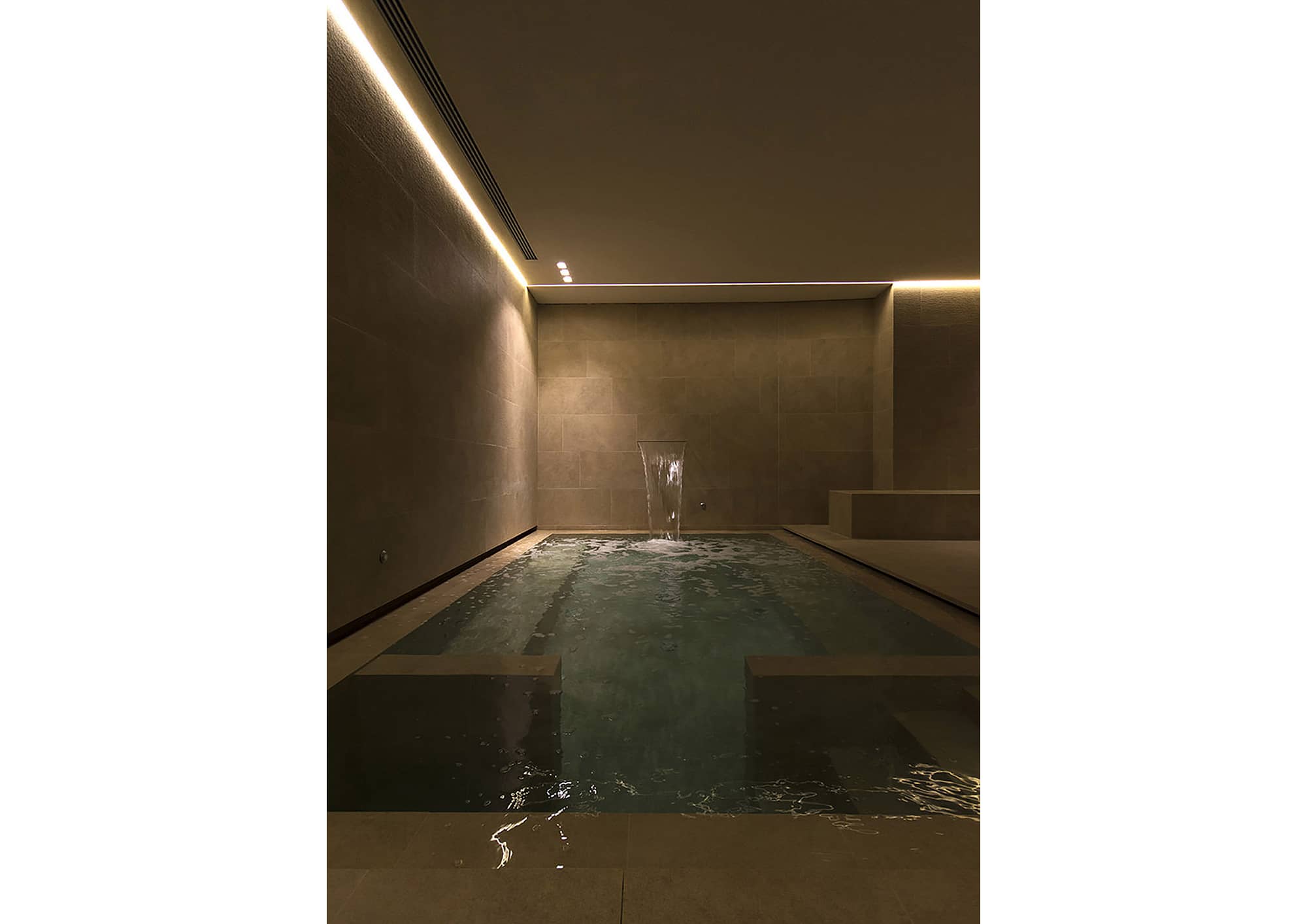 Borgo Cadonega Spa, piscina interna totalmente rivestita in ceramica effetto pietra e cascata