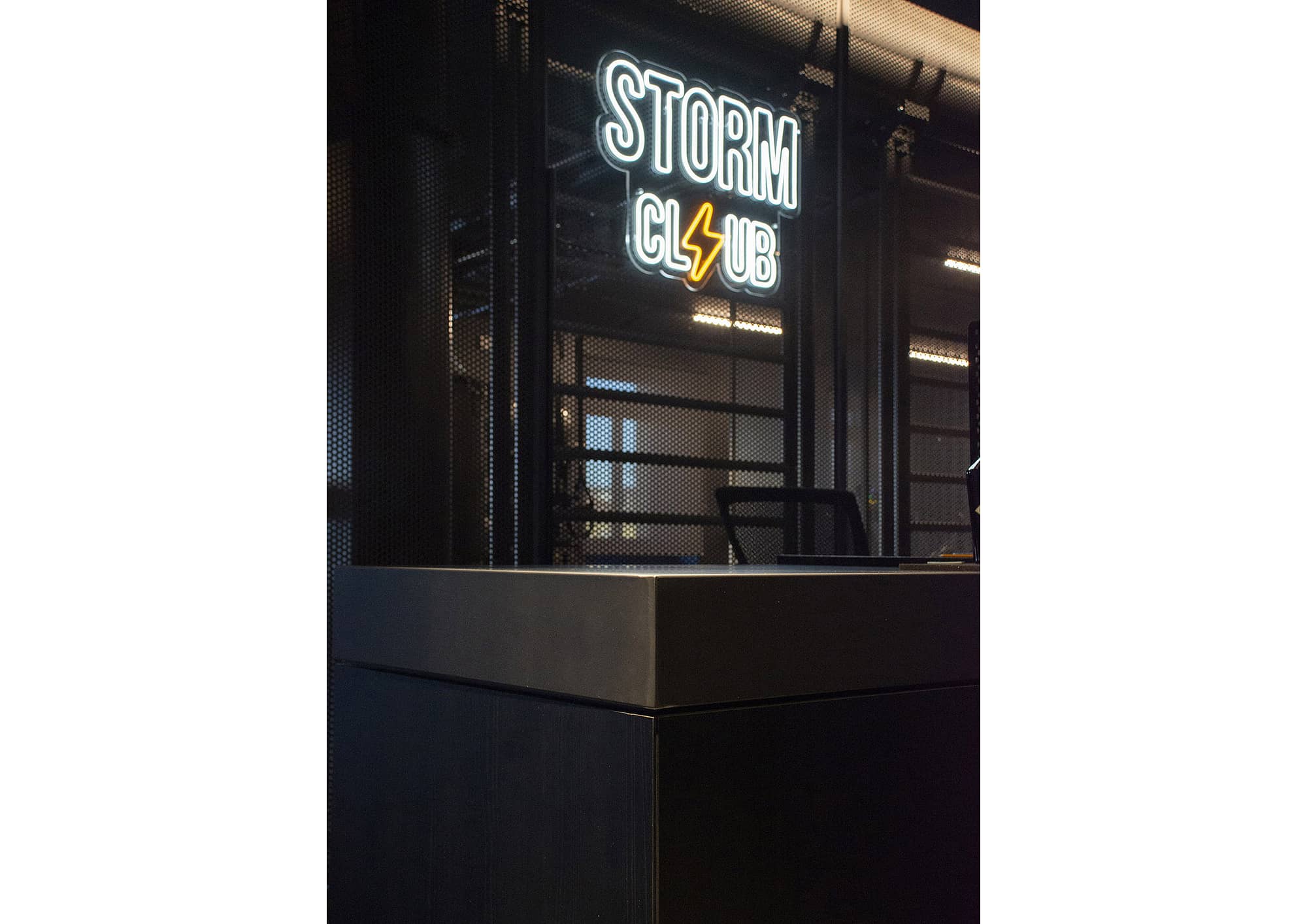 Storm Club, reception con desk in metallo, lamiera forata con marchio led
