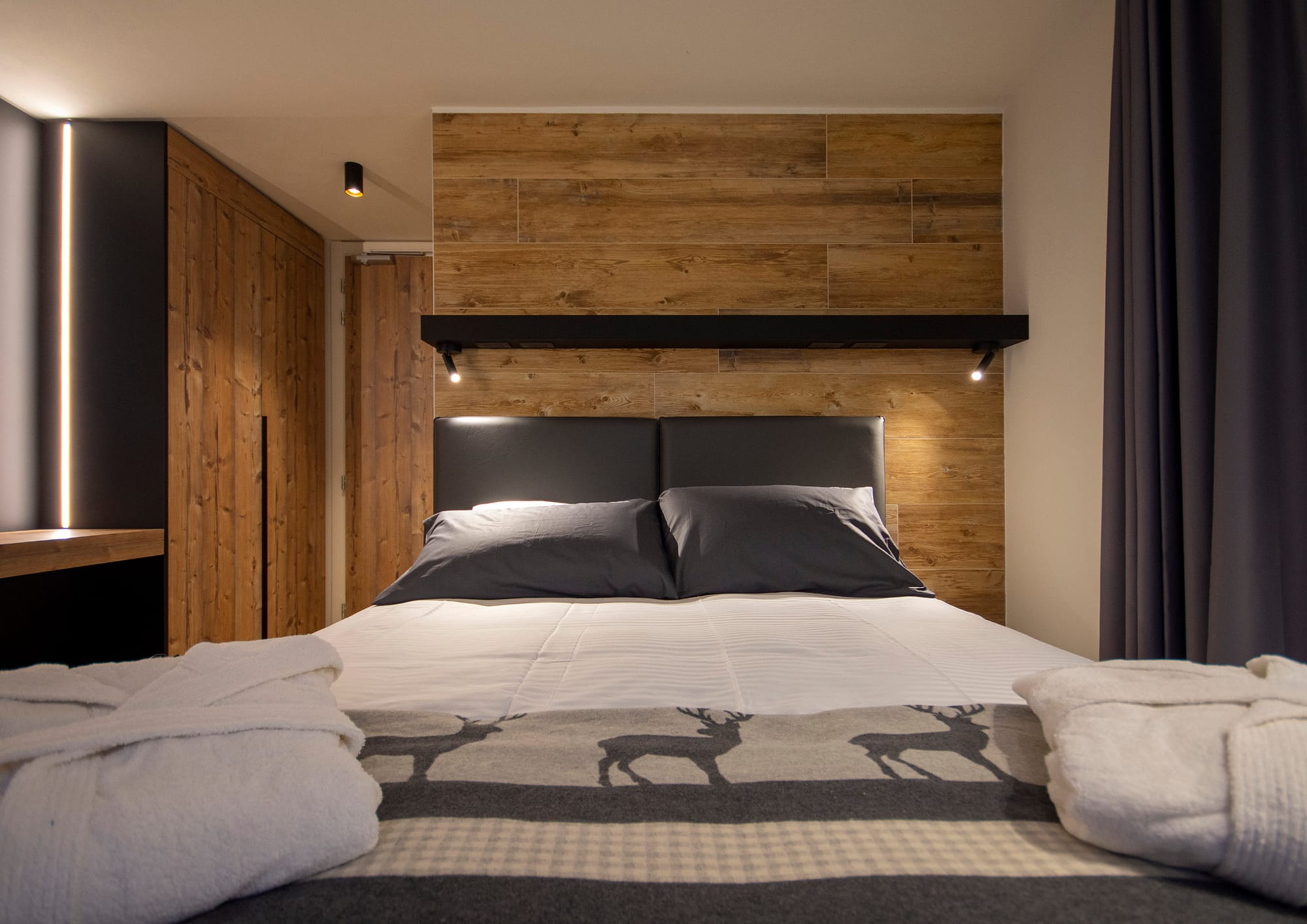 Hotel Rascard, vista di dettaglio su letto con mensola porta oggetti