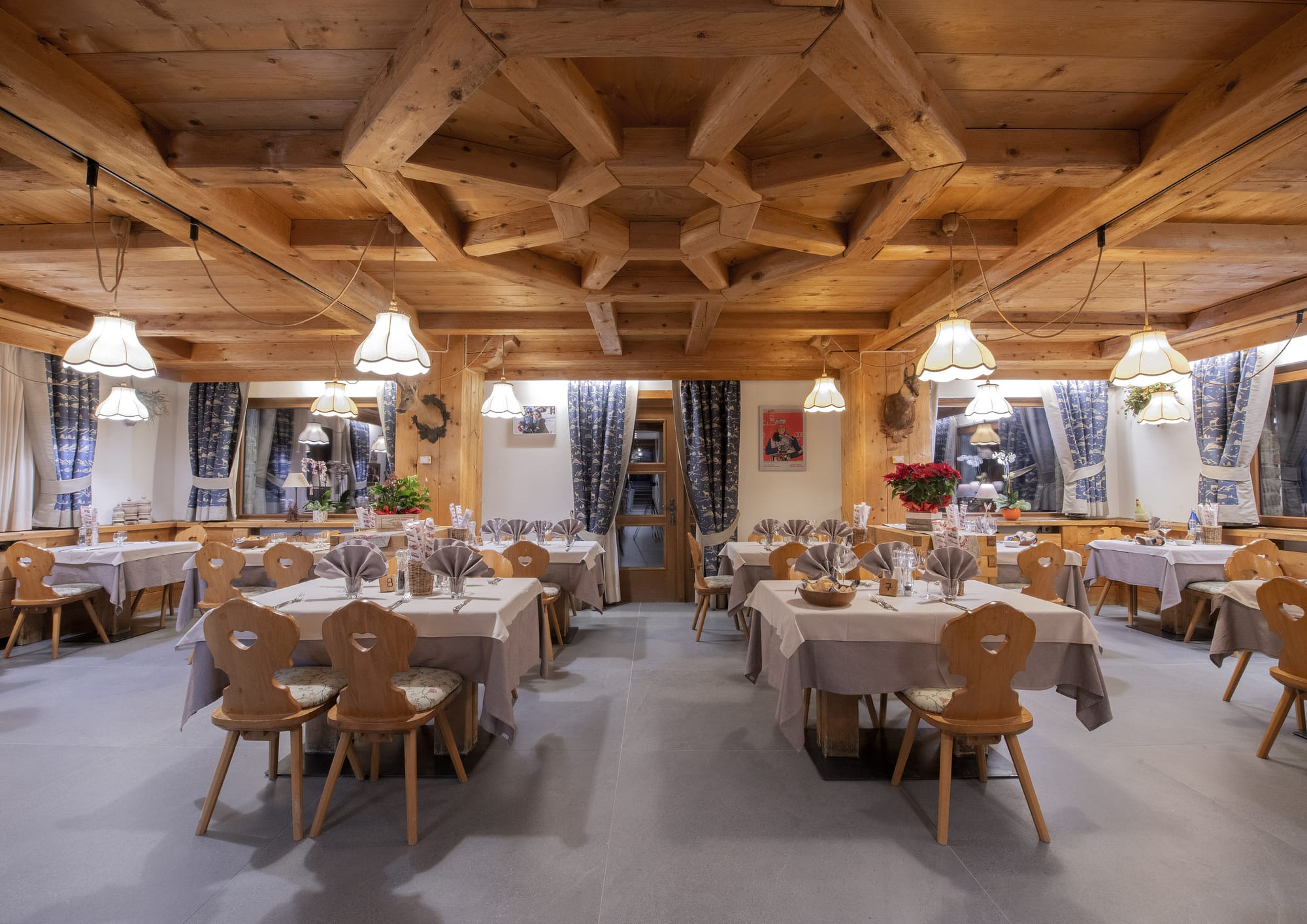 Hotel Rascard, sala ristorante con soffitto con grandi travature in legno