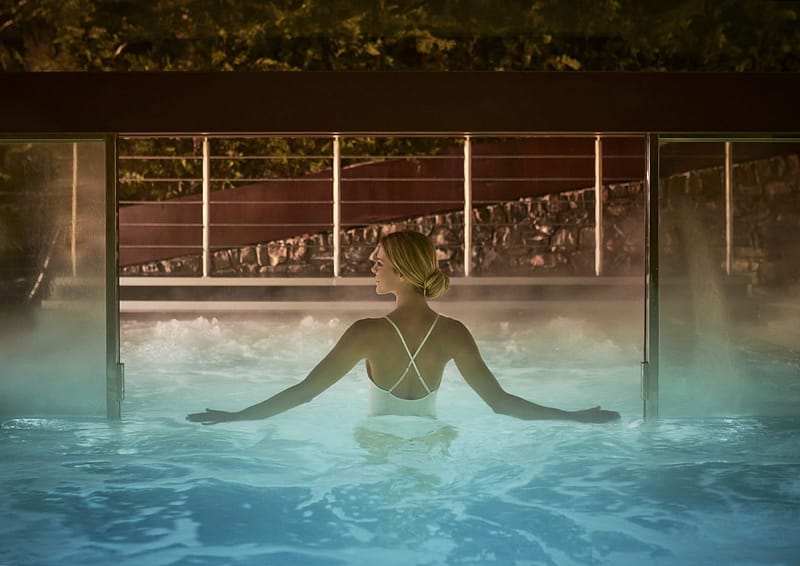 Le Massif Hotel & Spa, dettaglio su infisso piscina fra interno ed esterno
